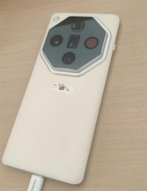 OPPO Find X7 Ultra工程机谍照曝光：八边形镜头辨识度拉满